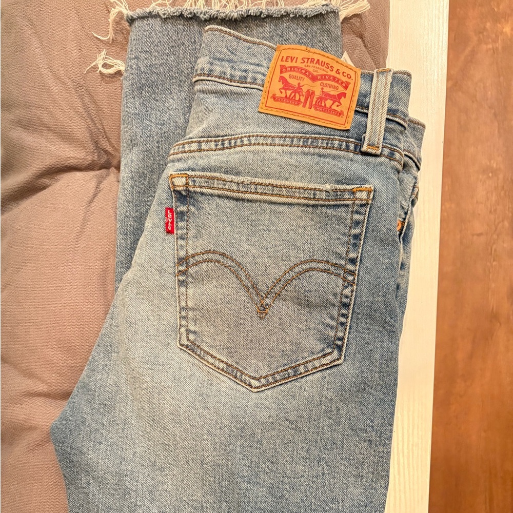 Levi’s Wedgie Straight Light Wash Raw Hem Jean Size 28 - Picture 2 of 5